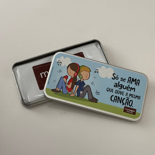 Lata de tablete - Só se ama alguém que ouve a mesma canção
